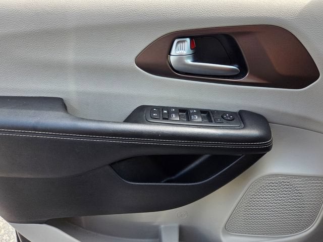 2020 Chrysler Voyager LX