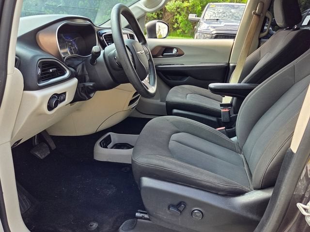2020 Chrysler Voyager LX