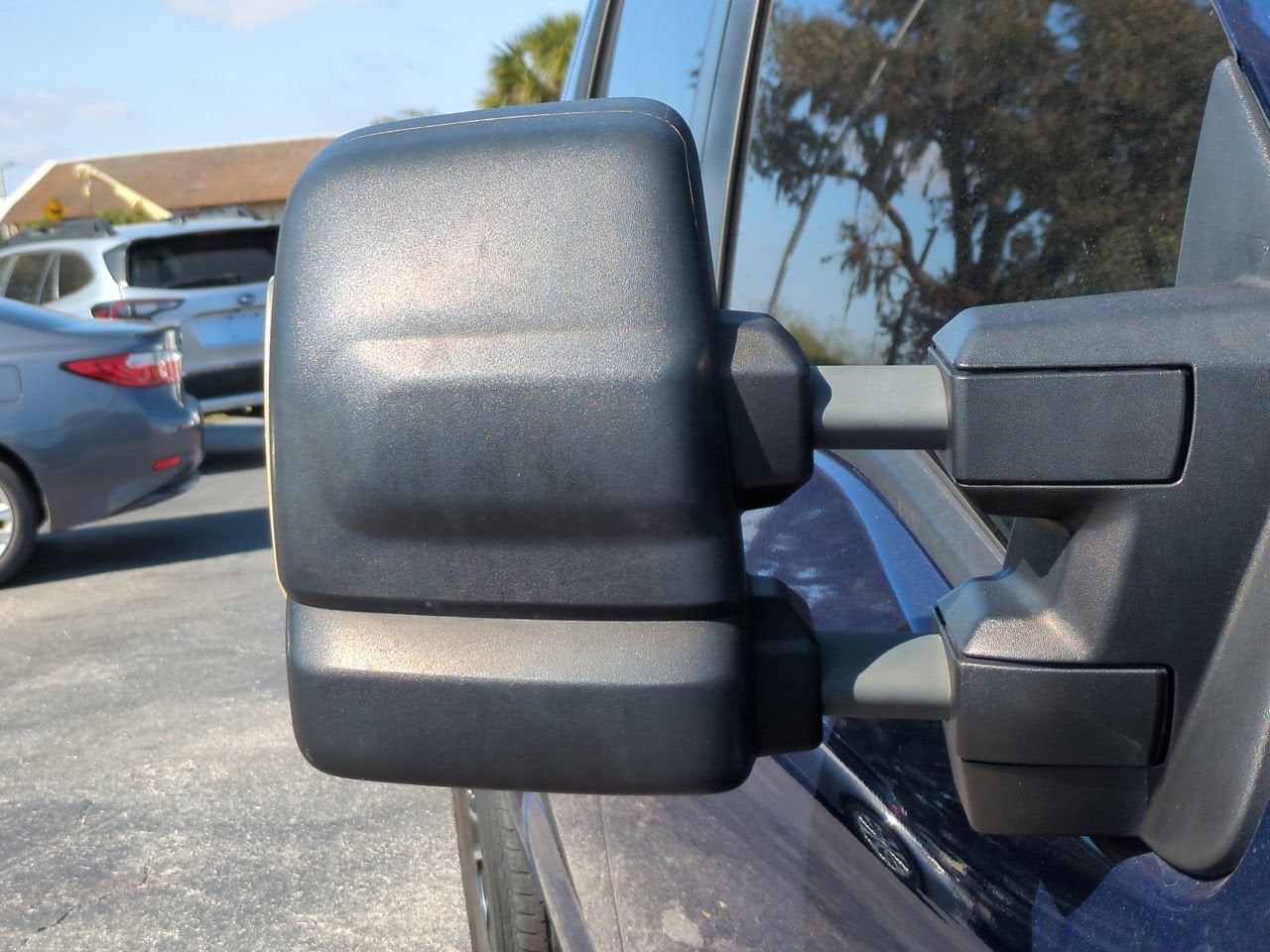 2023 Nissan TITAN Crew Cab SV 4x2