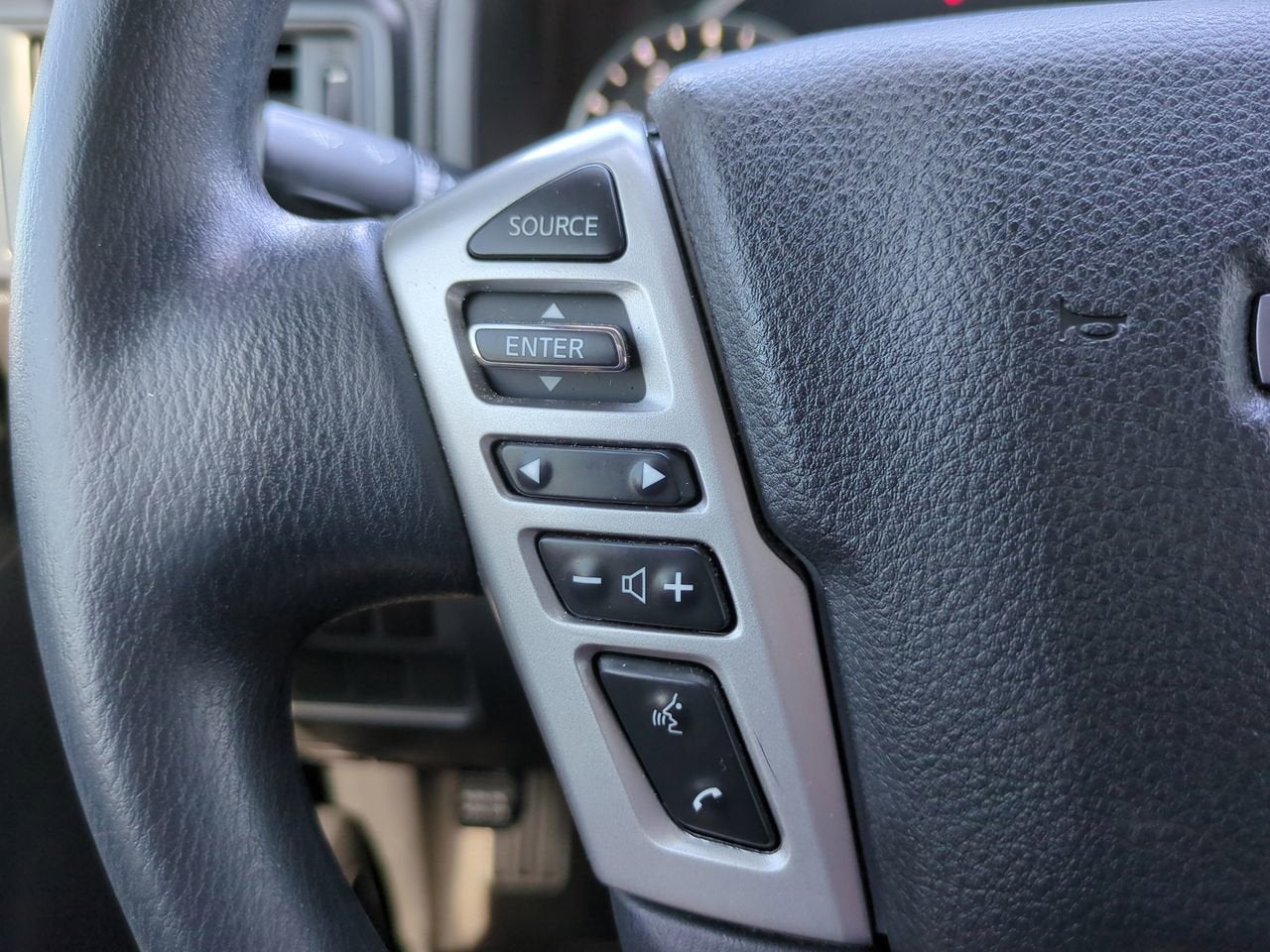 2023 Nissan TITAN Crew Cab SV 4x2